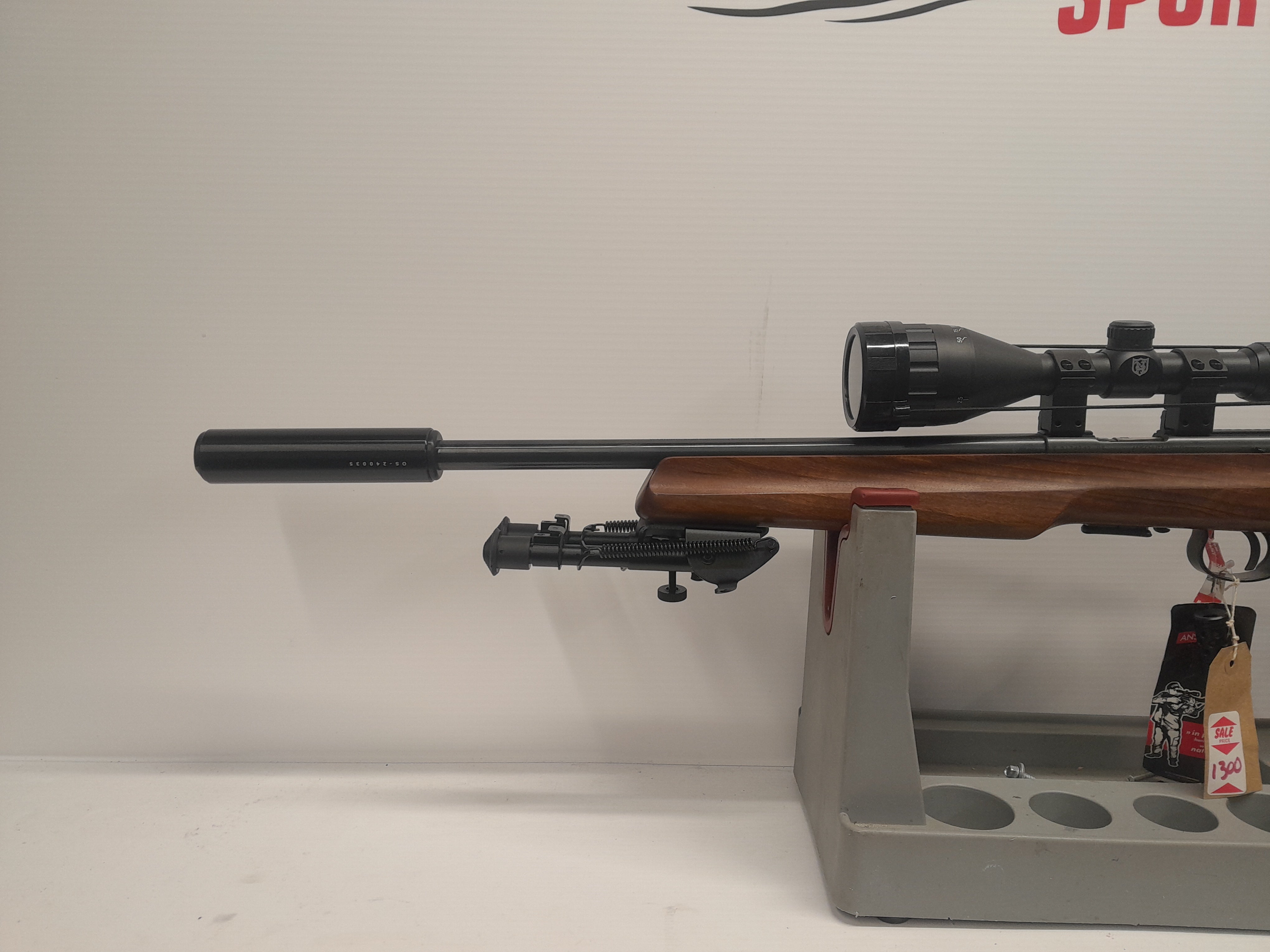 Anschutz 1517 Single-Stage Trigger  Heavy Barrell  Walnut Thumbhole 23" 17HMR Rifle