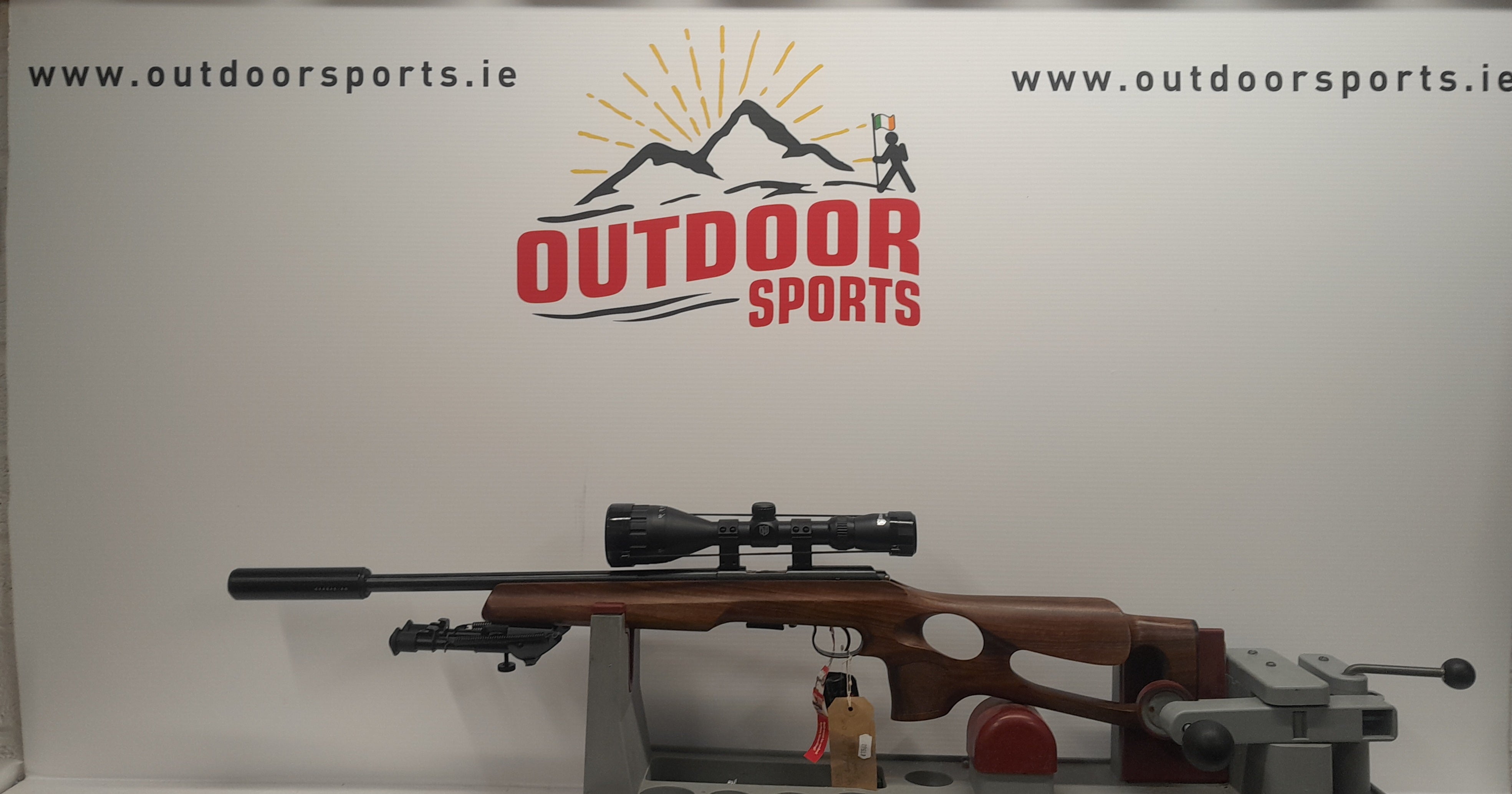 Anschutz 1517 Single-Stage Trigger  Heavy Barrell  Walnut Thumbhole 23" 17HMR Rifle